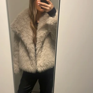 Beige pälsjacka från shein - Säljer en supermjuk och fluffig beige pälsjacka från shein🤎helt ny med lapparna kvar. Stl S