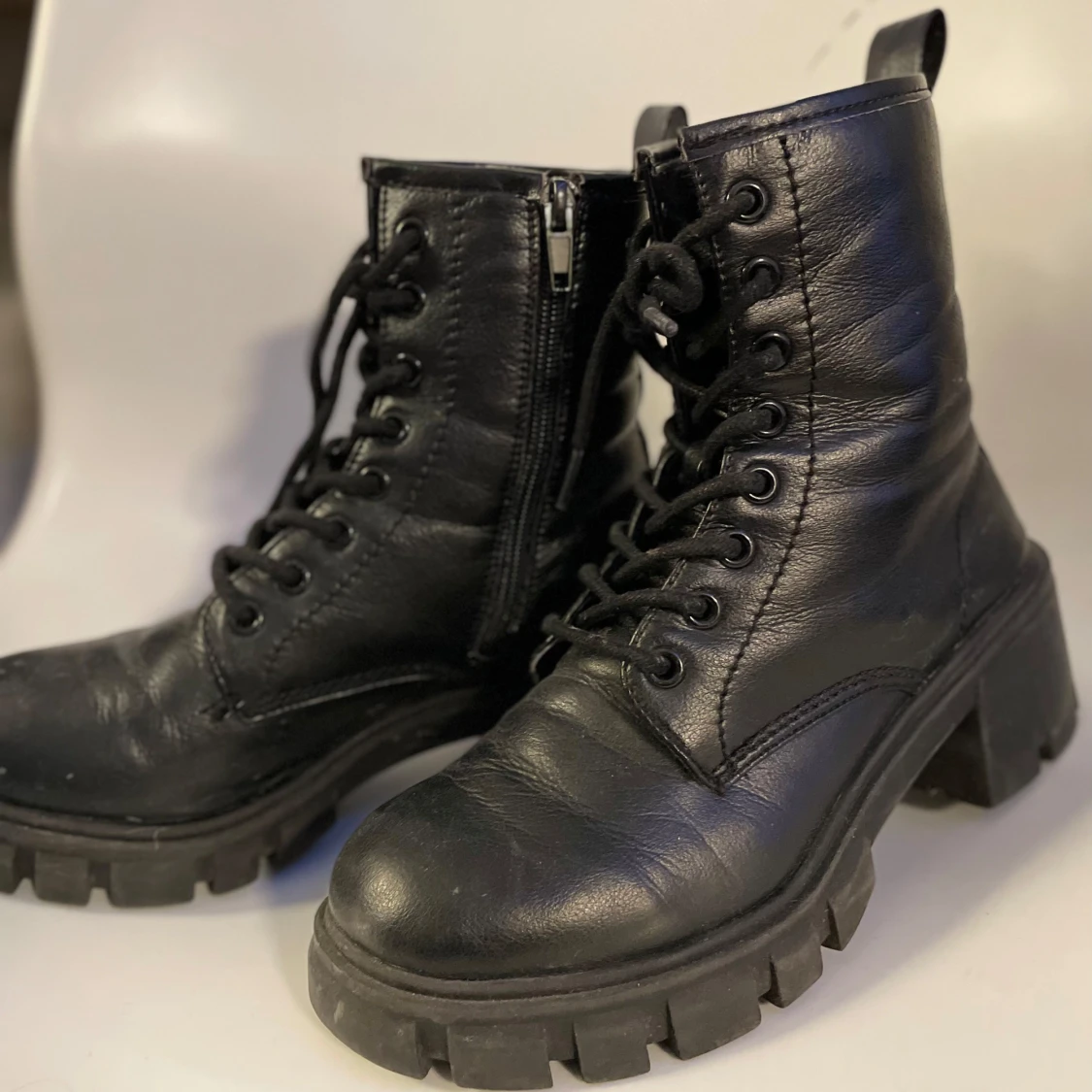 Svarta boots med snörning och dragkedja - 2