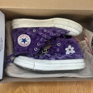Golf le Fleur purple tillandsia converse - Säljer mina LIMITED EDITION Golf Le Fleur purple tillandsia converse som är perfekta inför Tyler the creator konserten. Har endast andvänt skorna ett par gånger och är i bra skick🥰 skorna är självklart äkta då du får med dig dustbagen och skolådan med dig💕Priset kan diskuteras☺️