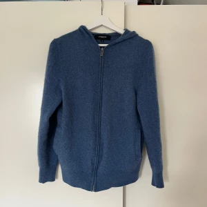 100% Kashmir hoodie  - Snygg ljusblå hoodie av 100% Kashmir. Storlek M men lite krympt så sitter som en S. Bra skick.