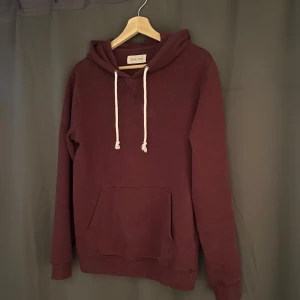 Peir One hoodie vinröd - Skön hoodie i vinröd, snygga snören. Bra kvalitet och skicket är top. Storlek S nypris 200-300 det varierar. Skriv vid frågor eller liknande.