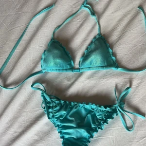 Calzedonia bikini - Såå fint bikinisett från Calzedonia i ett blått glittrigt tyg! Xs i toppen och S i trosorna! Trosorna är i brazilian modell! Använda en resa så i super fint skick! Modellen är slutsåld och går inte att få tag i (Sista bilden är lånad men samma modell som jag säljer!)
