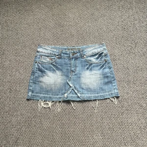 Jeanskjol - Snygg Jeanskjol från något okänt märke. Midjemått rakt över- 38cm Skriv om ni har några funderingar<3