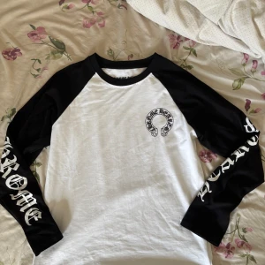 Chrome Hearts långärmad T-shirt - Chrome hearts tröja size large men skulle passa bra på folk som gillar medium. Nytt skick men har använt den 3 gånger. Jag har kvar taggarna till tröjan. Pris kan diskuteras