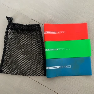 Träningsband - 3st gummiband till träning i tre olika motstånd. En liten påse hör till. De blåa bandet är av nån anledning lite missfärgat, vet inte riktigt varför. Säljer för att de aldrig kommer till användning (aldrig använda).