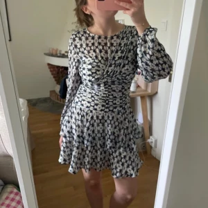 Zara klänning - Oanvänd Zara klänning med prislappen kvar! Liten i storlek så passar även en M. Originalpris: 600kr