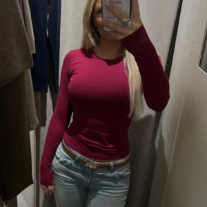 Vinröd långärmad topp från Zara - Jättefin och stretchig topp från zara som inte säljs längre. Den köptes för ca 300kr och har bara använts fåtal gånger💕Färgen är mer som på andra bilder än på den första i omklädningsrummet!