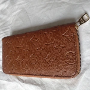 Klassisk plånbok i monogrammönster - Nyskick! Klassisk plånbok med monogrammönster. Fräsch och felfri kommer från ett pedantiskt  rök och djurfritt hem