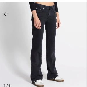 Svarta bootcut jeans, S - Svarta snygga jeans från lager 157 i bootcut-modell med full längd. Jeansen har klassisk femficksdesign, låg midja och råa, lätt slitna benslut för en cool vibe. Tillverkade i mjukt denimtyg som sitter skönt hela dagen.