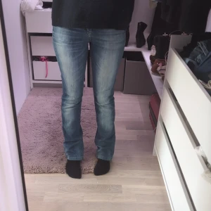 Jeans - Snygga lågmidjade vintage jeans från Zara.