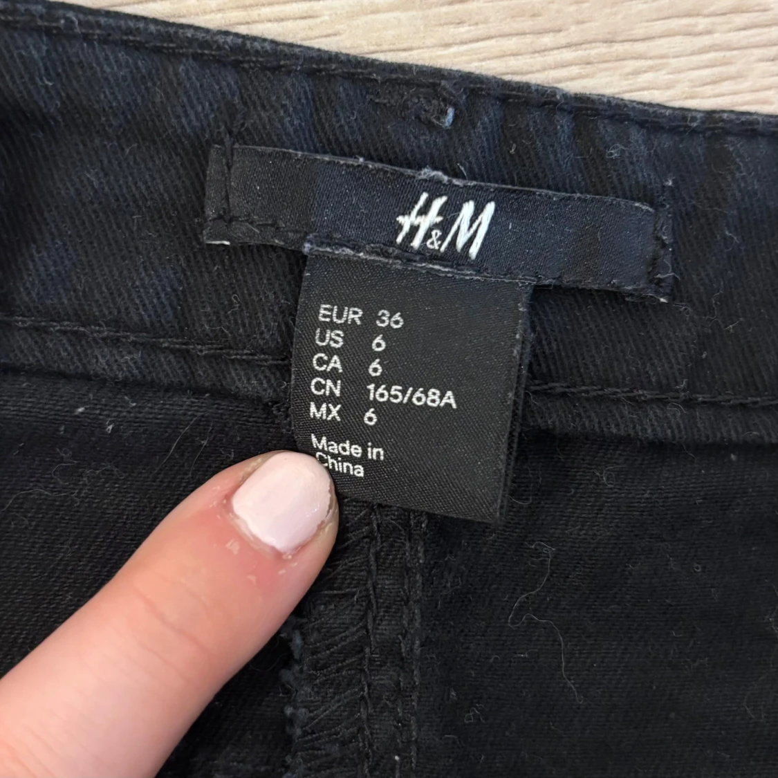 Svarta shorts med blått mönster H&M - 2
