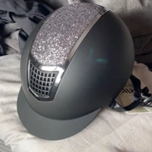 Svart ridhjälm CRW - Svart CRW ridhjälm storlek S/36/8. Använt den ett par gånger men fortfarande fint skick. 