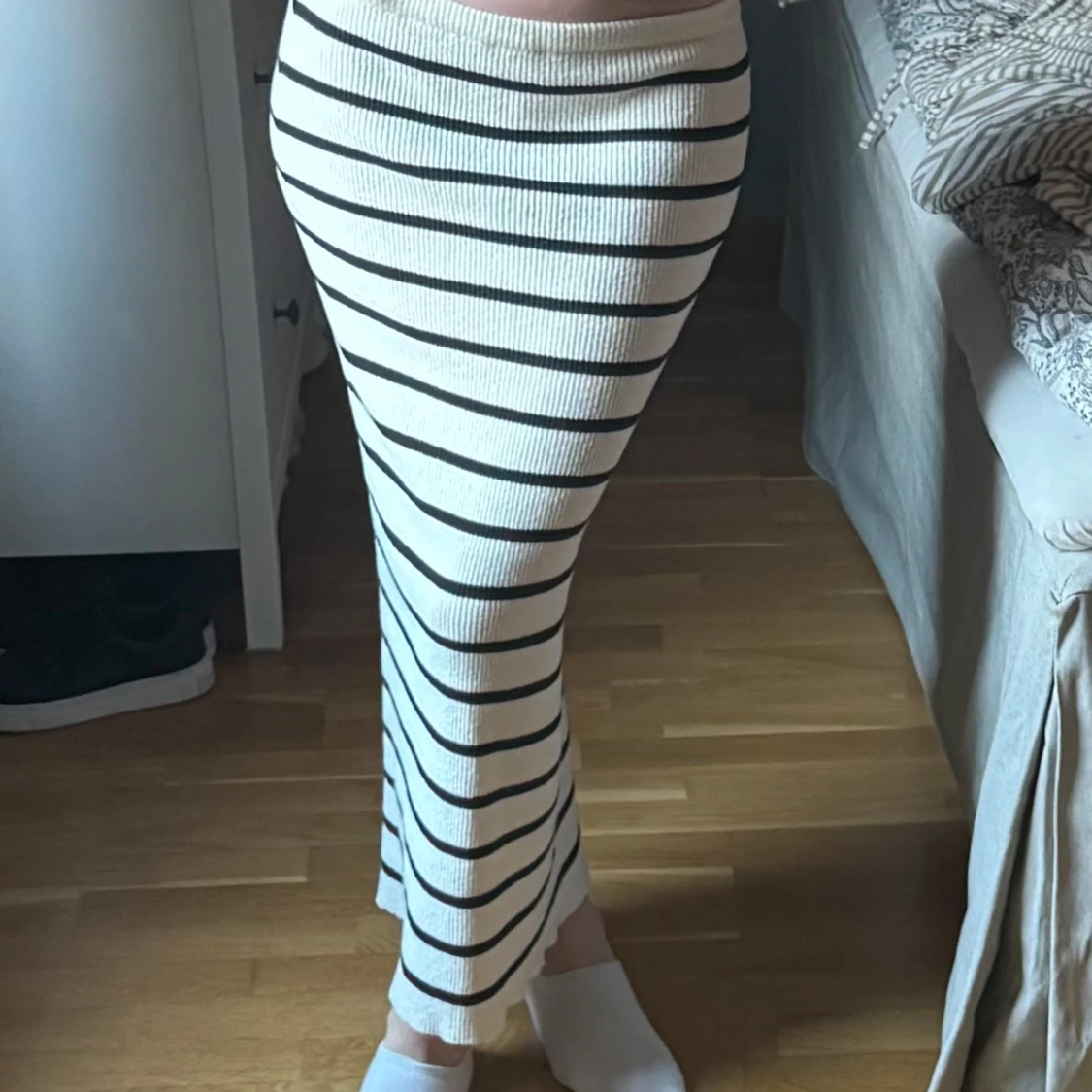 Randig ribbad långkjol med slits