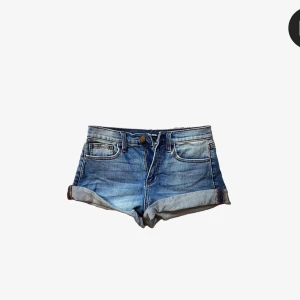 Blå jeansshorts  - Snygga blå jeansshorts från Fashion Nova. Shortsen har normal passform och en cool tvättad look. 