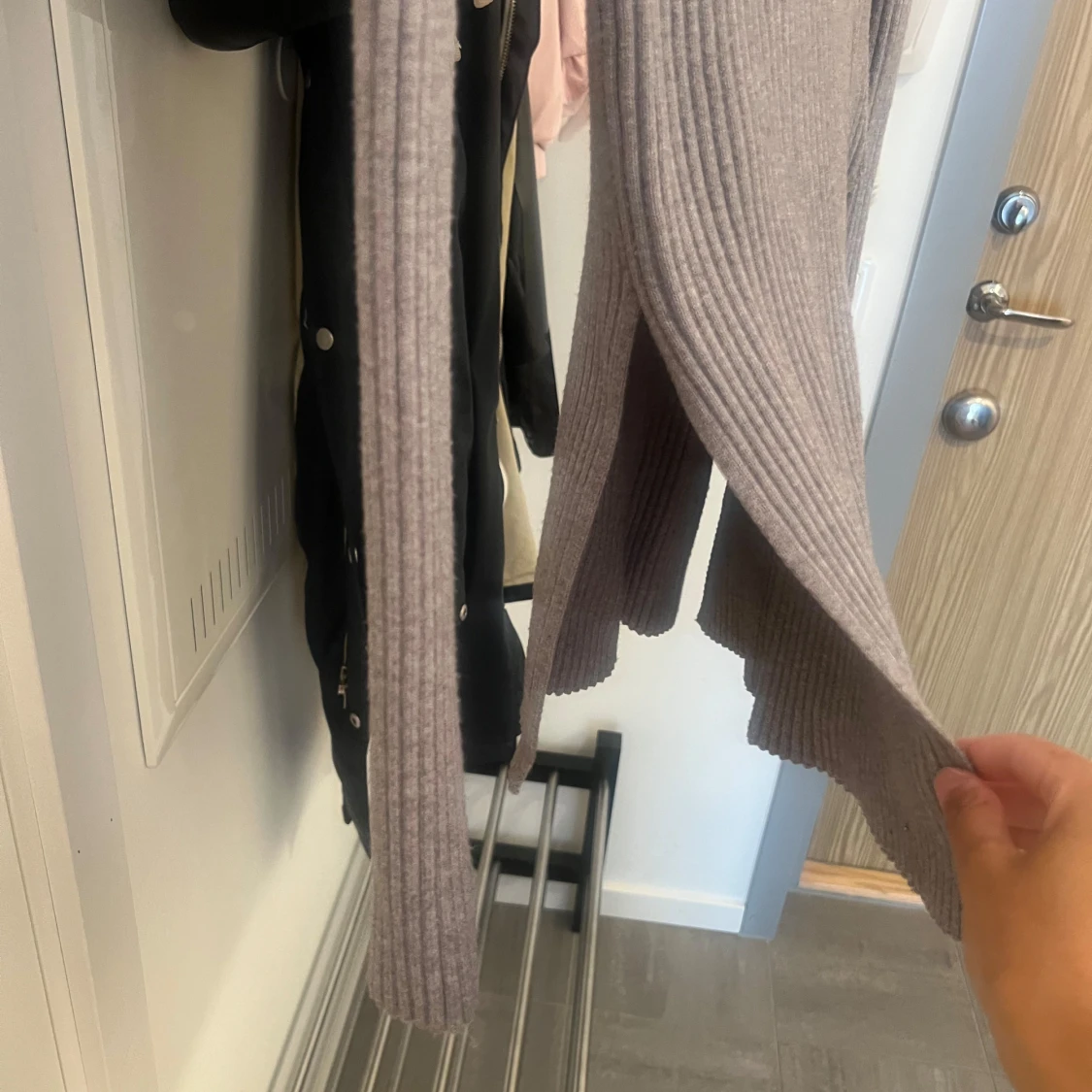 Ljusgrå ribbad polotröja med slits - 2