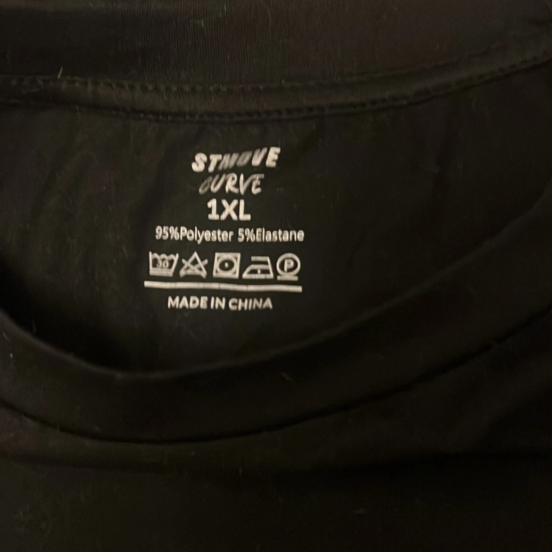 Svart t-shirt med tryck från Stmove Curve - 1