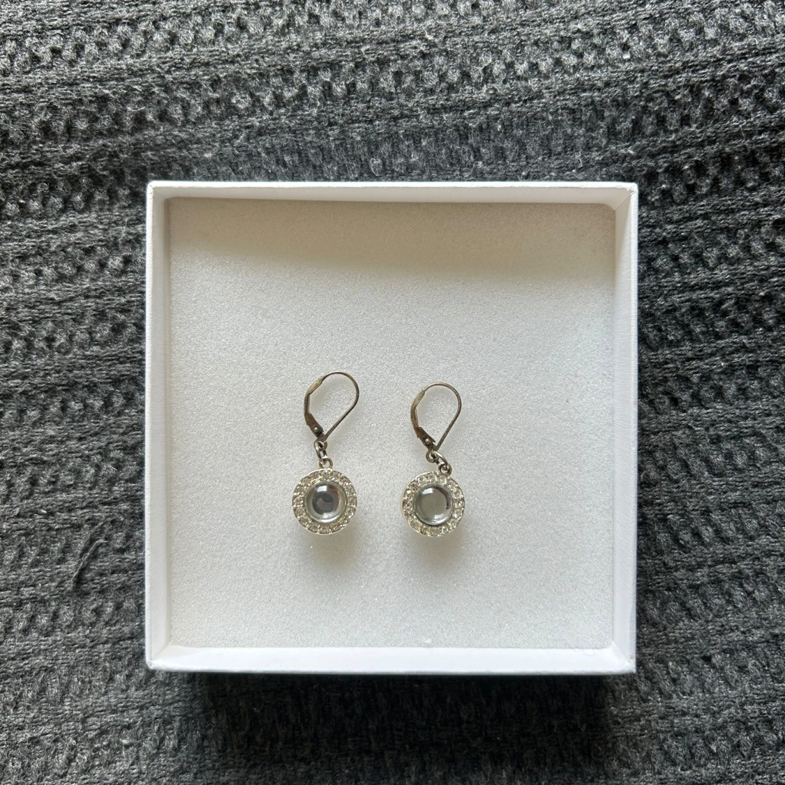Silverfärgade örhängen med stenar