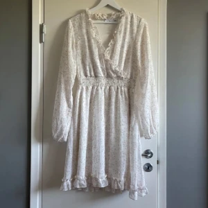 Vit morgonrocksklänning - Superfin vit klänning från Mila med plisserat tyg och stora volangärmar. SÅ POPULÄR 🥰🥰🥰