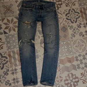 Ralph Lauren Denim & Supply Jeans - Slitna jeans ifrån Ralph Lauren Denim & Supply i storlek 29/32. För fler bilder och mer info så är det bara att höra av sig!🙌🏼