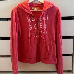 Röd zip up hoodie från Hollister - Röd zip up hoodie från Hollister i storlek M men passar S också!❤️