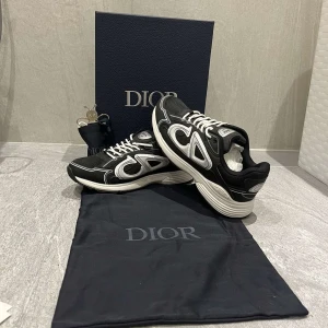 Svarta skor - Säljer ett par helt nya svarta skor. Allt inom bilderna följs med.