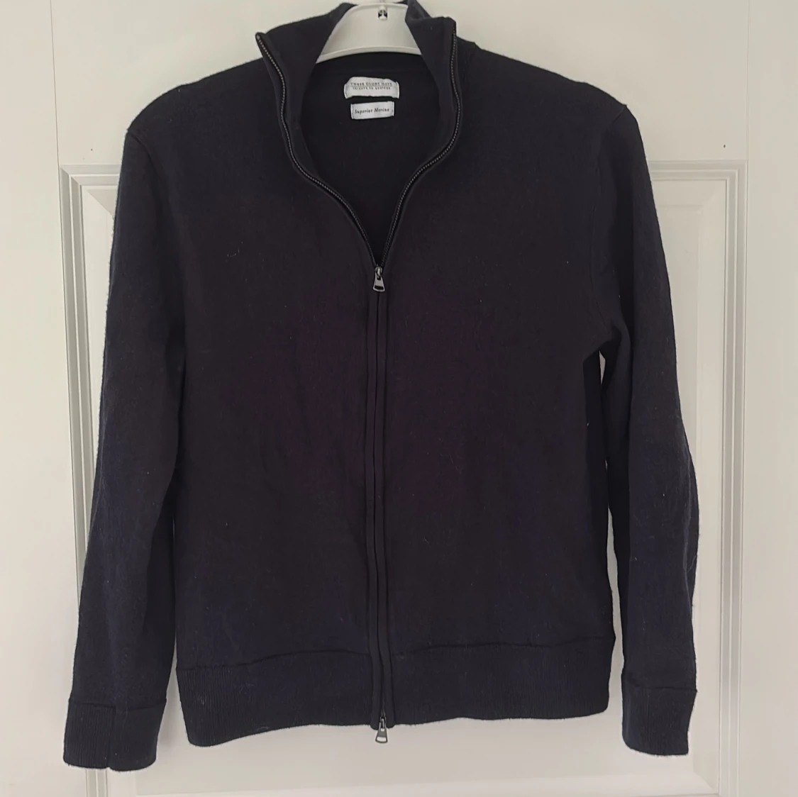 Svart merinoullskofta från These Glory Days