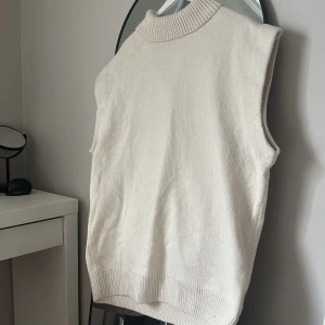 Beige stickad väst från H&M - Beige stickad tröja från HM. Säljer då den var för stor för mig. Storlek M💕 vid frågor så är det bara att höra av sig!