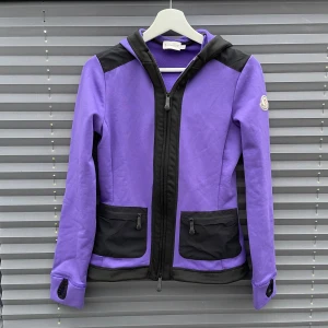 Moncler jacka - Snygg lila vindjacka från Moncler med svarta detaljer som jag fick som en mystergift när jag köpte en väska. Perfekt för dig som vill sticka ut med en cool färg. 9/10 skick, bara komma dm vid frågor eller funderingar!!!