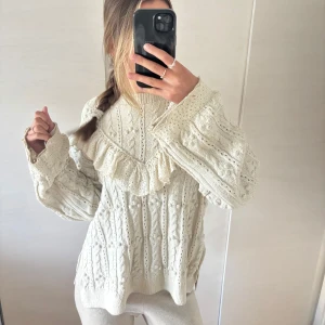 Beige stickad tröja - Så cool stickad (gammal från Zara) älskar denna, storleken är m men passar mig som vanligtvis bär xs❤️❤️❤️❤️