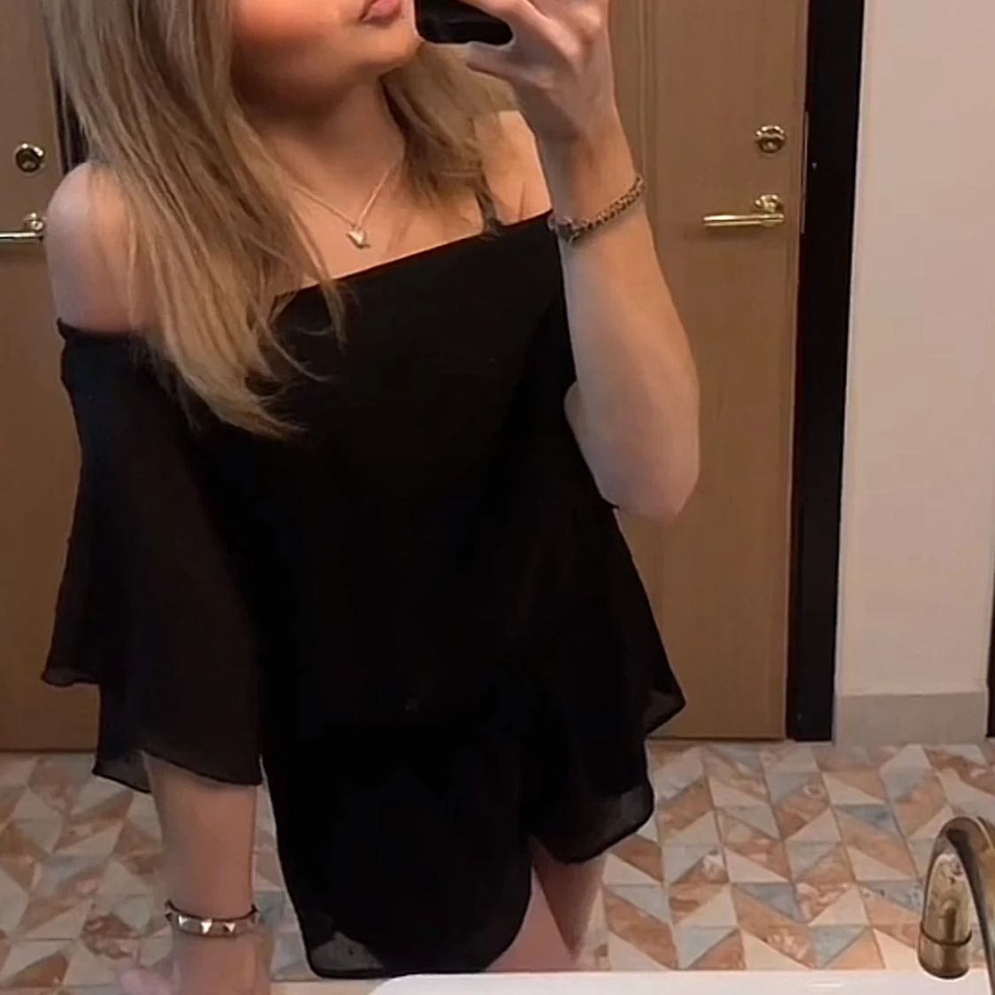 Svart offshoulder kortklänning