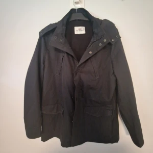 Svart parkajacka från Ben Sherman  - Svart parkajacka från Ben Sherman i storlek L. Jackan är I nytt skick och är riktigt snygg.