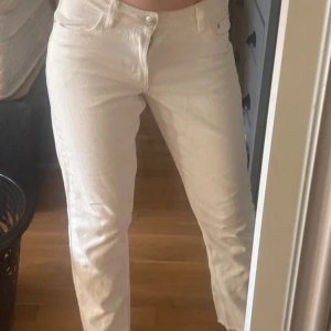 Vita jeansbyxor från Pimkie - Snygga vita jeansbyxor från Pimkie med klassisk femficksmodell och raka ben. Byxorna har hög midja och är tillverkade i bomull för en skön och stilren look. Perfekta att matcha med crop top eller hoodie.