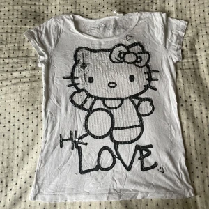 Hello kitty T-shirt  - Vintage Hello kitty T-shirt har ett hål (bild 2) sitter som S❤️