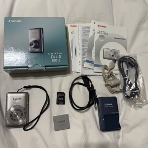 Canon Digital IXUS 100 IS Startguide - Upptäck allt om din Canon Digital IXUS 100 IS! Denna startguide och manualer hjälper dig att snabbt komma igång med din kamera, perfekt för dig som vill ta snygga bilder till sociala medier eller dokumentera äventyren med vänner. Komplett med tillbehör och tydliga instruktioner.