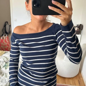 Randig offshoulder tröja - Mörkblå långärmad tröja från vero Moda. 
