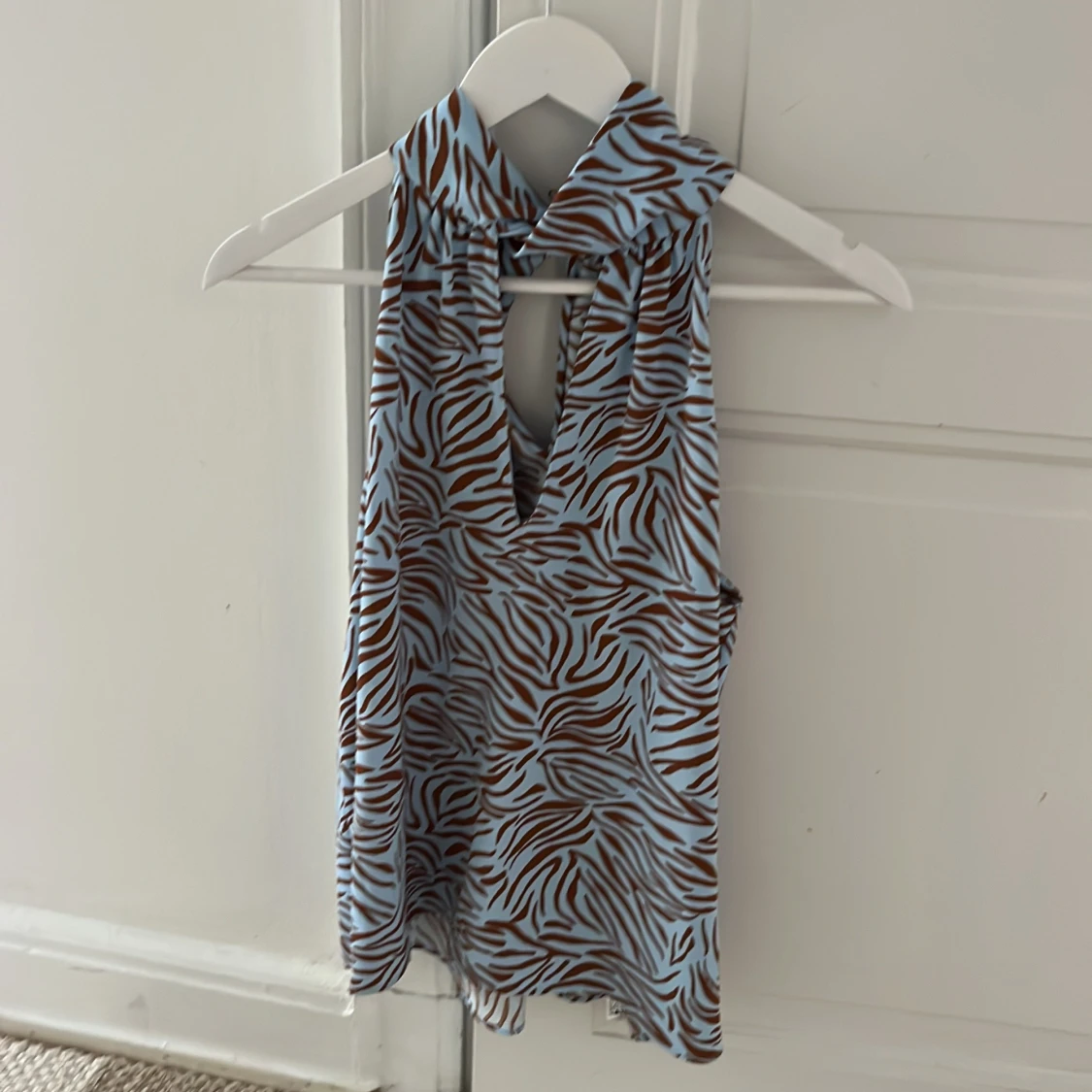 Zebramönstrad ärmlös topp från Zara