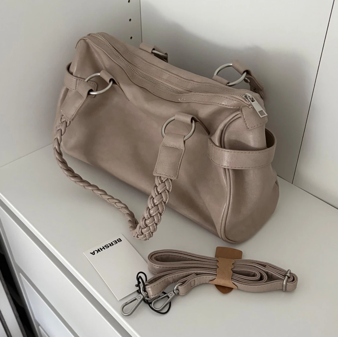 beige väska från bershka