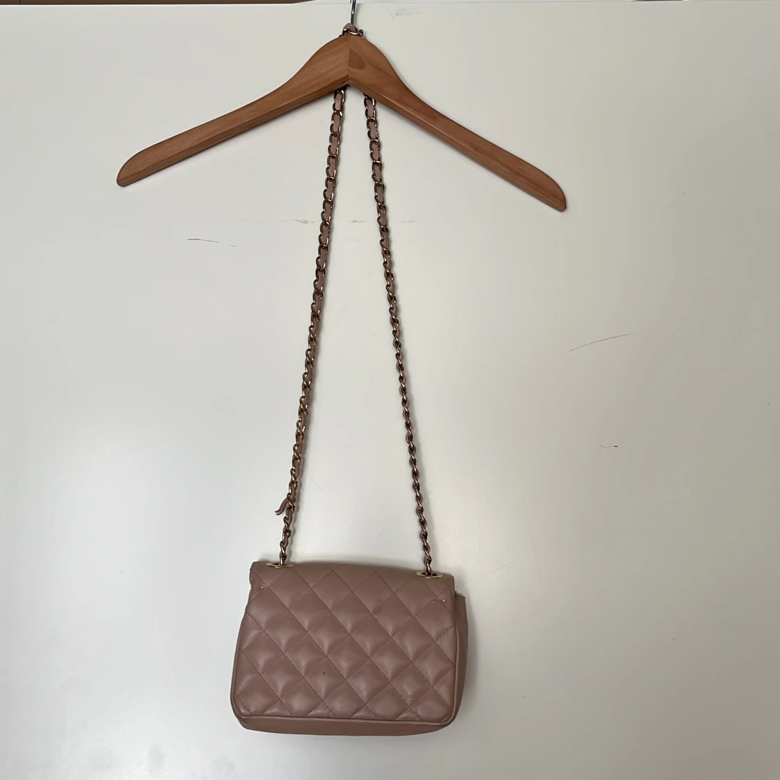 Beige quiltad axelväska med kedja - 1