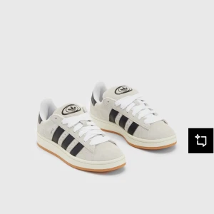 Adidas Campus sneakers  - Säljer mina adidas campus som inge kommit till så mycket till användning, har både vita och svarta snören till. Använda ca 4 gånger så nytt skick men ändå använda så ingen kartong kvar tyvärr. 