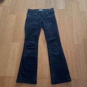 Svarta lågmidjade jeans från Gina Tricot - Snygga svarta lågmidjade jeans från Gina Tricot med knappar på fickorna. Säljer då jag inte gillar de och de är lite stora för mig. Ordpris. 500kr 