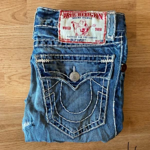 True Religion Billy Super T jeans - True Religion Jeans, storlek 31 i bra skick men insydd vid grenen, 43cm midja 103cm längd 76cm innerben 18cm ben öppning. 