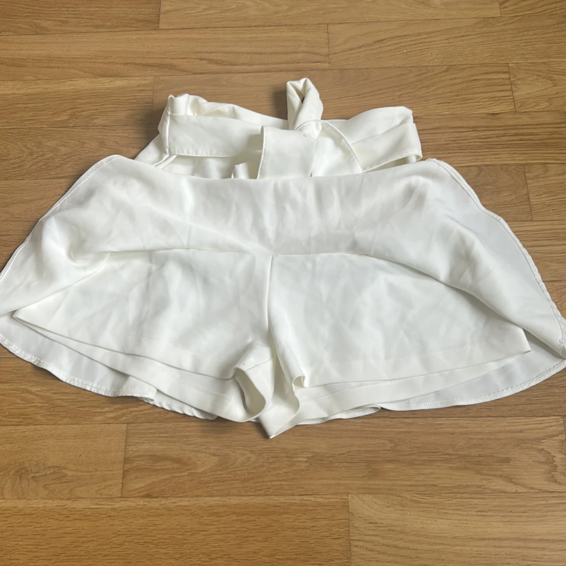 Vita volangshorts med knyt från Zara - 1