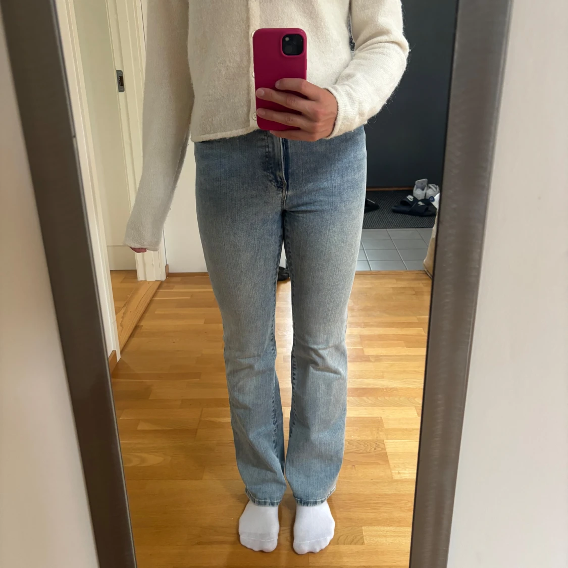 Ljusblå bootcut jeans med medelhög midja