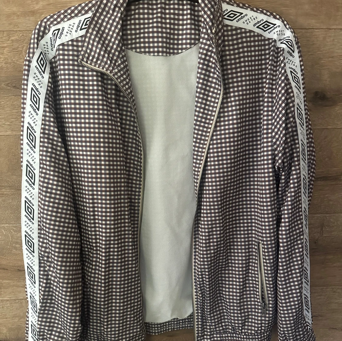 Rutig vindjacka från Sweet Sktbs x Umbro XS