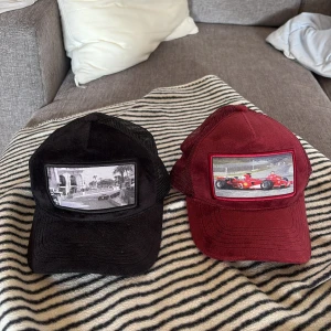 2 Velvet kepsar i samma paket - Säljer 2 velvet kepsar i samma paket