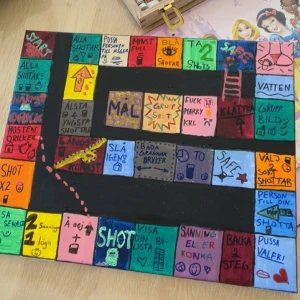 Spel tavla - En spel tavla, perfekt för fester. Ett roligt spel att spela tillsammans med sitt kompisgäng. Spelet är handgjort och målat på en konstnärstavla, och är på så sätt väldigt hållbart. Detta är ett måste under en fest och något som håller stämningen uppe! Motten på spelplanen är cirka 35x30 cm. Obs! Spelpjäser ingår ej. 