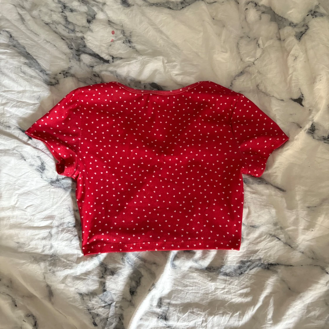 Röd croppad topp med hjärtan från SHEIN - 1