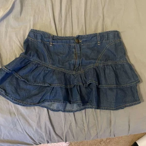 Blå jeanskjol med volanger - Supersöt blå jeanskjol med två volanglager!! passar någon som bär xs/s❤️