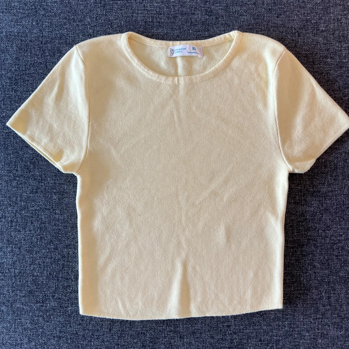 Ljusgul croppad topp från Primark - 1