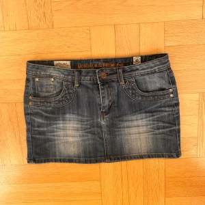 Fin lågmidjad jeanskjol - Det står storlek 42 på kjolen men den är för tajt för mig som brukar ha M-L, se måtten i annonsen som liknar mest M😊🫶 Enda problemet med kjolen är att knappen kan råka ploppa av om man drar i för hårt men då är det bara att trycka tillbaka den🙂